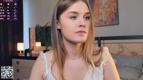 Snapshot of sheenaeast chatting on 01/22/25, 10:18 Violet online show from 01/22/25, 10:18