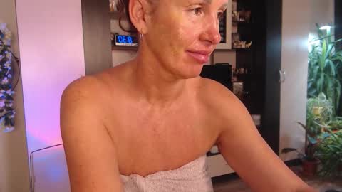 Snapshot of sheilaryan chatting on 10/13/25, 05:29 Sheila GMT 2 Tuesday Wednesday Friday Saturday Sunday- 8 5 online show from 10/13/25, 05:29