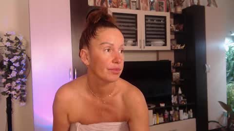 Snapshot of sheilaryan chatting on 10/15/25, 05:07 Sheila GMT 2 Tuesday Wednesday Friday Saturday Sunday- 8 5 online show from 10/15/25, 05:07