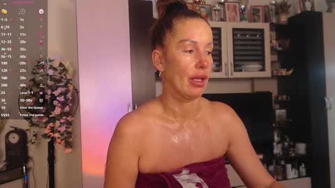 Snapshot of sheilaryan chatting on 10/22/25, 05:08 Sheila GMT 2 Tuesday Wednesday Friday Saturday Sunday- 8 5 online show from 10/22/25, 05:08