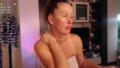 Snapshot of sheilaryan chatting on 11/02/25, 04:59 Sheila GMT 2 Tuesday Wednesday Friday Saturday Sunday- 8 5 online show from 11/02/25, 04:59