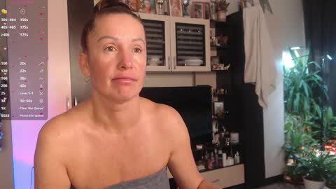 Snapshot of sheilaryan chatting on 11/03/25, 05:09 Sheila GMT 2 Tuesday Wednesday Friday Saturday Sunday- 8 5 online show from 11/03/25, 05:09