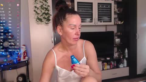 Snapshot of sheilaryan chatting on 12/05/25, 04:43 Sheila GMT 2 Tuesday Wednesday Friday Saturday Sunday- 8 5 online show from 12/05/25, 04:43