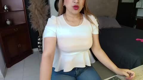 Snapshot of sheryl_jones chatting on 05/19/26, 01:06 sheryl_jones online show from 05/19/26, 01:06