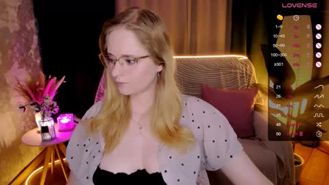 Snapshot of sheslinki chatting on 11/04/25, 08:35 Hello guys my name is Aemilia online show from 11/04/25, 08:35