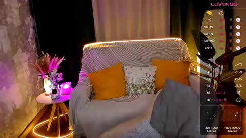 Snapshot of sheslinki chatting on 11/16/25, 08:53 Hello guys my name is Aemilia online show from 11/16/25, 08:53