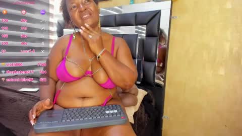 Snapshot of sheyla__ebony chatting on 04/15/26, 12:45 sheyla__ebony online show from 04/15/26, 12:45