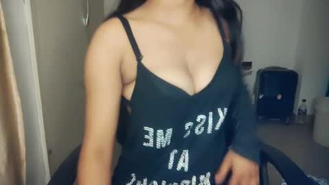 shreya_0 online show from 10/05/25, 02:26