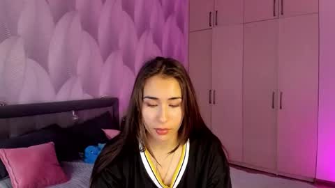 Snapshot of shy_bambiii chatting on 09/22/25, 01:18 Mika online show from 09/22/25, 01:18