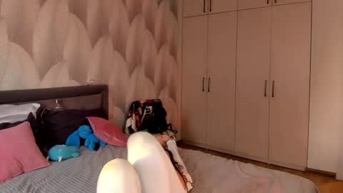 Snapshot of shy_bambiii chatting on 11/01/25, 02:02 Mika online show from 11/01/25, 02:02