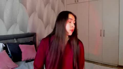 Snapshot of shy_bambiii chatting on 12/15/25, 04:06 Mika online show from 12/15/25, 04:06