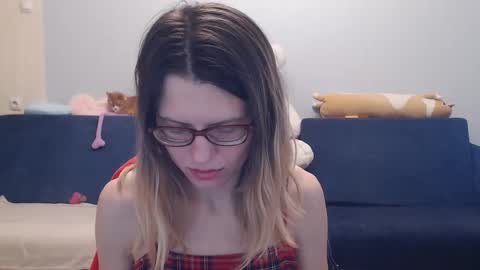 Snapshot of shy_moony chatting on 12/19/25, 07:21 just Alex online show from 12/19/25, 07:21