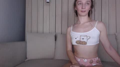 shy_schoolgirl_ online show from 12/28/24, 07:11
