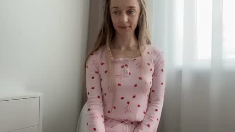 shy_schoolgirl_ online show from 06/17/26, 11:56