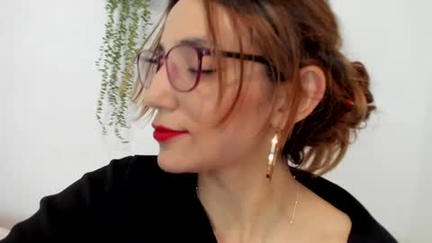 Snapshot of shybut_naughty chatting on 12/13/24, 12:31 Tell me Ari My only social media will be IG online show from 12/13/24, 12:31