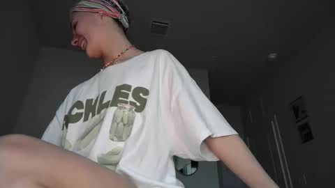 Snapshot of shyy_petitebaby chatting on 11/17/25, 04:35 shypetitebaby online show from 11/17/25, 04:35