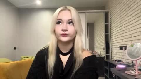 Snapshot of sibylbernhard chatting on 12/17/25, 12:11 Viki online show from 12/17/25, 12:11