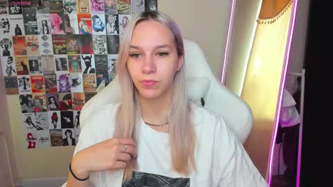 Snapshot of sienahill chatting on 09/09/25, 01:05 Mary online show from 09/09/25, 01:05