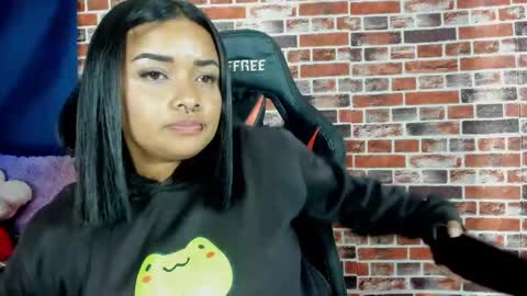 Snapshot of sienna_lux01 chatting on 05/20/26, 03:34 sienna_lux01 online show from 05/20/26, 03:34