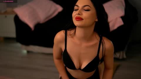 Snapshot of sierravyx chatting on 10/15/25, 07:41 Maria online show from 10/15/25, 07:41