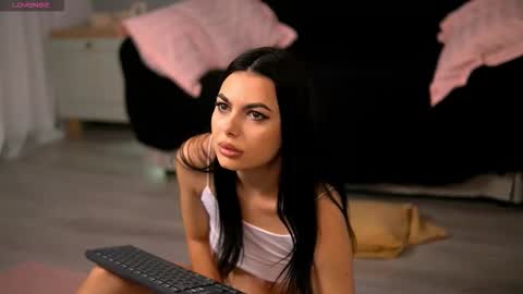 Snapshot of sierravyx chatting on 10/16/25, 05:19 Maria online show from 10/16/25, 05:19