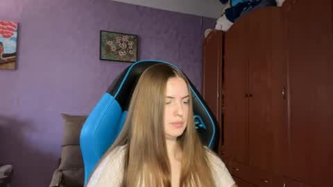 Snapshot of silksinner_ chatting on 04/04/26, 10:02 Erica online show from 04/04/26, 10:02