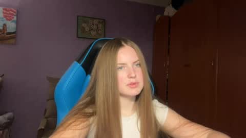 Snapshot of silksinner_ chatting on 04/06/26, 06:31 Erica online show from 04/06/26, 06:31