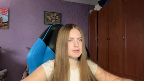 Snapshot of silksinner_ chatting on 04/07/26, 02:17 Erica online show from 04/07/26, 02:17