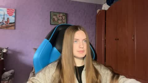 Snapshot of silksinner_ chatting on 04/08/26, 10:15 Erica online show from 04/08/26, 10:15