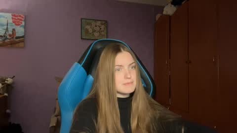 Snapshot of silksinner_ chatting on 04/13/26, 06:13 Erica online show from 04/13/26, 06:13