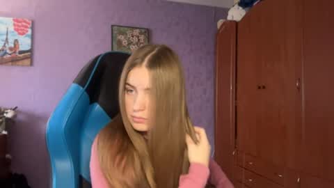 Snapshot of silksinner_ chatting on 04/14/26, 09:04 Erica online show from 04/14/26, 09:04