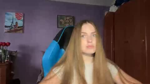 Snapshot of silksinner_ chatting on 04/20/26, 01:36 Erica online show from 04/20/26, 01:36
