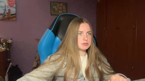 Snapshot of silksinner_ chatting on 04/26/26, 06:38 Erica online show from 04/26/26, 06:38
