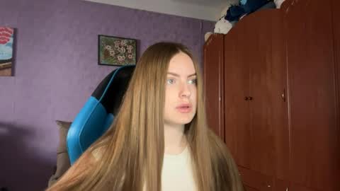 Snapshot of silksinner_ chatting on 04/27/26, 11:19 Erica online show from 04/27/26, 11:19
