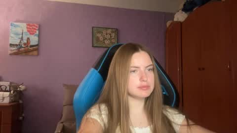 Snapshot of silksinner_ chatting on 05/18/26, 07:36 Erica online show from 05/18/26, 07:36