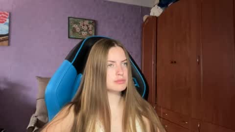 Snapshot of silksinner_ chatting on 05/20/26, 07:36 Erica online show from 05/20/26, 07:36