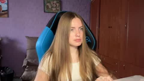 Snapshot of silksinner_ chatting on 05/21/26, 07:37 Erica online show from 05/21/26, 07:37