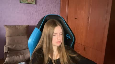 Snapshot of silksinner_ chatting on 05/27/26, 12:46 Erica online show from 05/27/26, 12:46