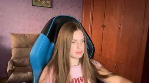 Snapshot of silksinner_ chatting on 06/04/26, 04:24 Erica online show from 06/04/26, 04:24
