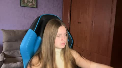 Snapshot of silksinner_ chatting on 06/05/26, 07:58 Erica online show from 06/05/26, 07:58