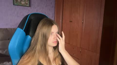 Snapshot of silksinner_ chatting on 06/07/26, 12:42 Erica online show from 06/07/26, 12:42