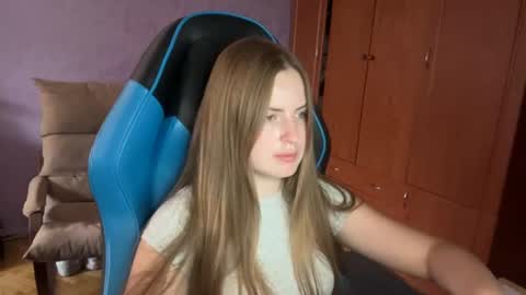 Snapshot of silksinner_ chatting on 06/12/26, 12:04 Erica online show from 06/12/26, 12:04
