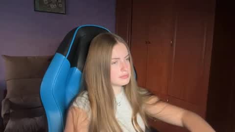 Snapshot of silksinner_ chatting on 06/14/26, 05:26 Erica online show from 06/14/26, 05:26