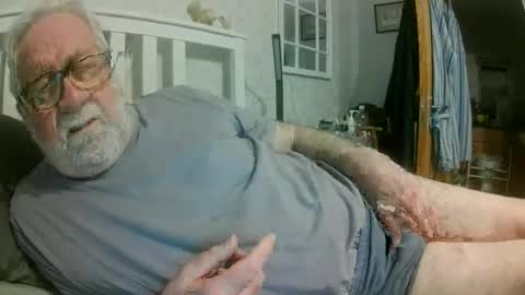 Snapshot of sillyoldman45221063 chatting on 04/20/26, 12:02 sillyoldman45221063 online show from 04/20/26, 12:02