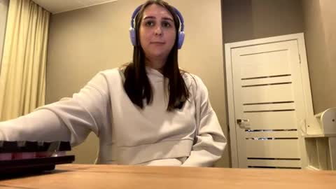 Snapshot of simapickford chatting on 09/27/25, 11:04 Rose online show from 09/27/25, 11:04