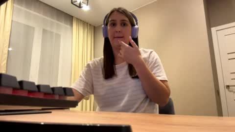 Snapshot of simapickford chatting on 09/29/25, 10:09 Rose online show from 09/29/25, 10:09