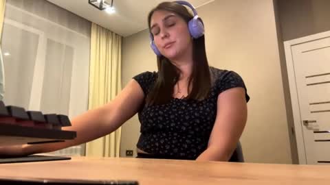 Snapshot of simapickford chatting on 09/30/25, 10:09 Rose online show from 09/30/25, 10:09
