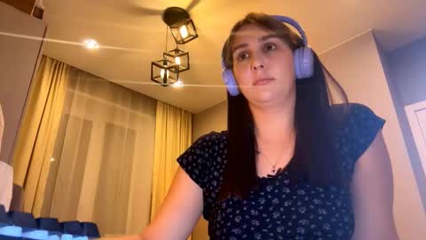 Snapshot of simapickford chatting on 10/10/25, 10:03 Rose online show from 10/10/25, 10:03
