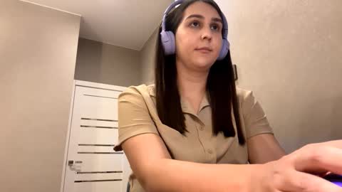 Snapshot of simapickford chatting on 10/15/25, 10:04 Rose online show from 10/15/25, 10:04