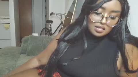 Snapshot of siminfox chatting on 10/01/25, 12:38 Simin Fox online show from 10/01/25, 12:38